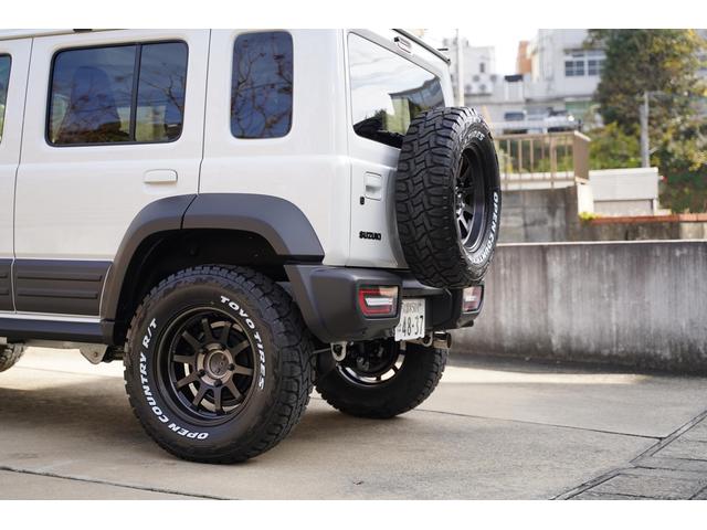 ジムニーノマド ＦＣ　１インチリフトアップ／ＲＡＹＳ　Ａ－ＬＡＰ鍛造アルミＴＯＹＯオープンカントリー新品セットショウワガレージショートバンパー／ＣＬリンクルーフキャリア／ＨＫＳマフラー／ＬＥＤテール／１０インチＤＡ（32枚目）