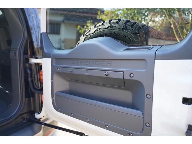 ディフェンダー １１０Ｘ　Ｄ３００　ＢＦグッドリッチ／エアサス／ブラックルーフ／マトリクスＬＥＤヘッドライト／ＭＥＲＩＤＩＡＮサウンドシステム／サイドステップ／パノラミックサンルーフ／フル液晶メーター／ＡＷ／シートクーラーヒーター（62枚目）