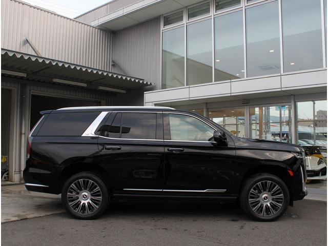 キャデラックエスカレード プレミアム　ラグジュアリー　プラチナム　新車並行車　ワンオーナー　黒革シート　電動サイドステップ　シートヒーター　ベンチレーション　純正２２インチアルミホイール　デジタルミラー　全周囲カメラ　ステアリングヒーター　ＡＲカメラ（4枚目）