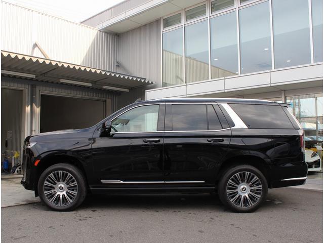 キャデラックエスカレード プレミアム　ラグジュアリー　プラチナム　新車並行車　ワンオーナー　黒革シート　電動サイドステップ　シートヒーター　ベンチレーション　純正２２インチアルミホイール　デジタルミラー　全周囲カメラ　ステアリングヒーター　ＡＲカメラ（5枚目）