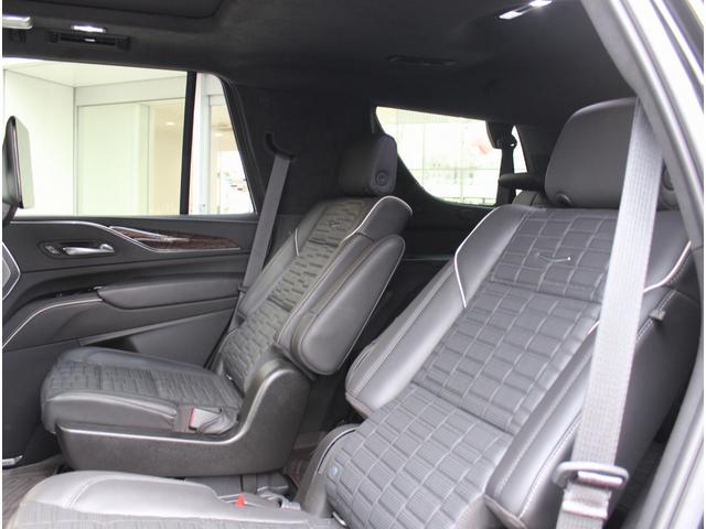 キャデラックエスカレード プレミアム　ラグジュアリー　プラチナム　新車並行車　ワンオーナー　黒革シート　電動サイドステップ　シートヒーター　ベンチレーション　純正２２インチアルミホイール　デジタルミラー　全周囲カメラ　ステアリングヒーター　ＡＲカメラ（11枚目）