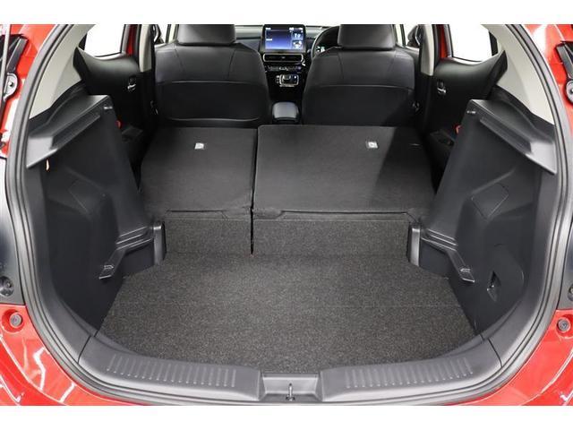 リヤシートを前倒しすると更なるスペースを確保できます！