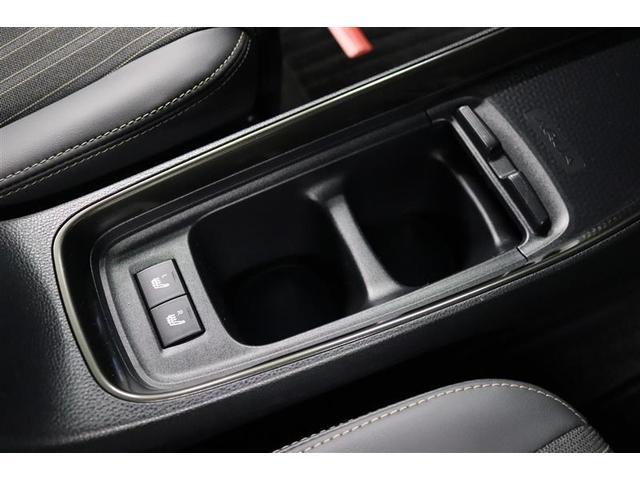 使い勝手の良いフロントセンター部のカップホルダー！よく使う場所にあると便利ですよね。