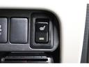 運転席には寒い日の肩や腰、冷えやすい下肢を温めてくれるシートヒーターが付いております!