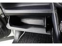 グローボックスに加え更に便利な収納スペースの助手席オープントレイがあります!