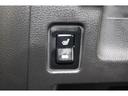 運転席には寒い日の肩や腰、冷えやすい下肢を温めてくれるシートヒーターが付いております！