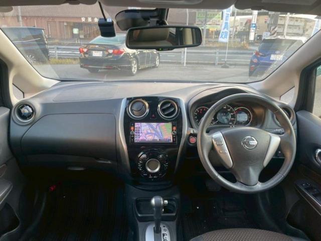 ノート メダリスト　新品タイヤ／純正　ＳＤナビ／エマージェンシーブレーキ／アラウンドビューモニター／車線逸脱防止支援システム／シート　ハーフレザー／パーキングアシスト　バックガイド／ドライブレコーダー　純正　全周囲カメラ（4枚目）