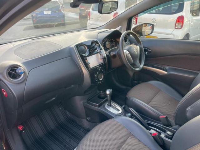 ノート メダリスト　新品タイヤ／純正　ＳＤナビ／エマージェンシーブレーキ／アラウンドビューモニター／車線逸脱防止支援システム／シート　ハーフレザー／パーキングアシスト　バックガイド／ドライブレコーダー　純正　全周囲カメラ（6枚目）