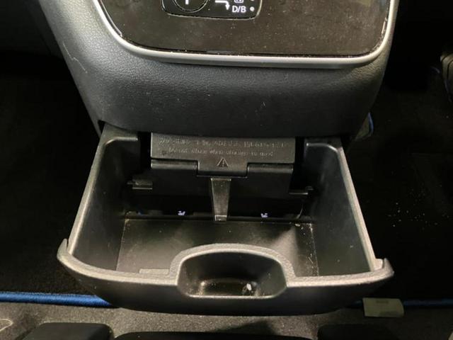 セレナ ｅパワーハイウェイスターＶ　新品タイヤ／保証書／純正　１０インチ　メモリーナビ／フリップダウンモニター　純正　１１インチ／インテリジェントルームミラー／エマージェンシーブレーキ／両側電動スライドドア／シートヒーター　前席　ＥＴＣ（8枚目）