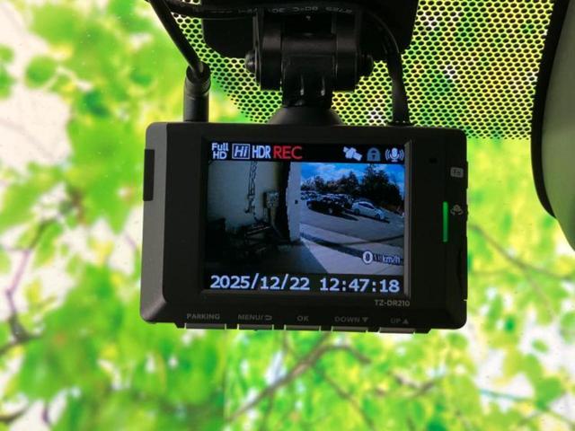 ヴォクシー ハイブリッドＳ－Ｚ　新品タイヤ／保証書／ディスプレイオーディオ＋ナビ１０インチ／デジタルインナーミラー／トヨタセーフティセンス／両側電動スライドドア／シートヒーター／パノラミックビューモニター　衝突被害軽減システム（12枚目）