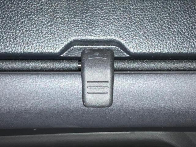 ヴォクシー ハイブリッドＳ－Ｚ　新品タイヤ／保証書／ディスプレイオーディオ＋ナビ１０インチ／デジタルインナーミラー／トヨタセーフティセンス／両側電動スライドドア／シートヒーター／パノラミックビューモニター　衝突被害軽減システム（17枚目）