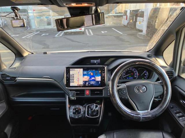 エスクァイア ハイブリッドＧｉブラックテーラード　新品タイヤ／社外　１１インチ　ＳＤナビ／フリップダウンモニター　社外　１２．８インチ／衝突安全装置／両側電動スライドドア／シートヒーター／車線逸脱防止支援システム／シート　合皮　衝突被害軽減システム（4枚目）