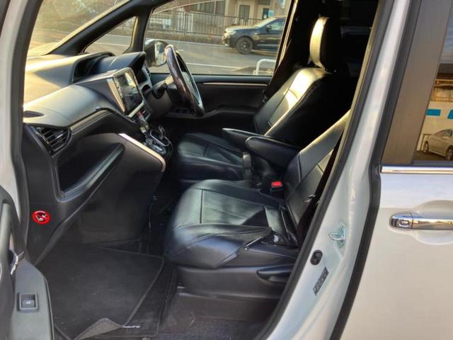 エスクァイア ハイブリッドＧｉブラックテーラード　新品タイヤ／社外　１１インチ　ＳＤナビ／フリップダウンモニター　社外　１２．８インチ／衝突安全装置／両側電動スライドドア／シートヒーター／車線逸脱防止支援システム／シート　合皮　衝突被害軽減システム（5枚目）