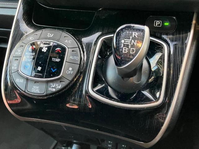 エスクァイア ハイブリッドＧｉブラックテーラード　新品タイヤ／社外　１１インチ　ＳＤナビ／フリップダウンモニター　社外　１２．８インチ／衝突安全装置／両側電動スライドドア／シートヒーター／車線逸脱防止支援システム／シート　合皮　衝突被害軽減システム（12枚目）