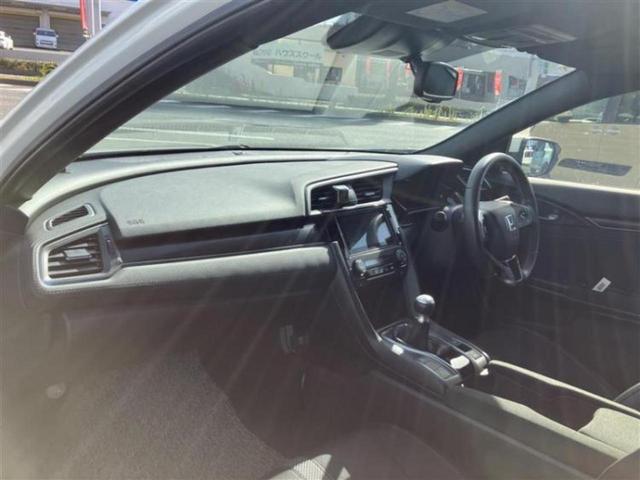 シビック ヒョウジュン　保証書／ディスプレイオーディオ／ホンダセンシング／シートヒーター／シート　ハーフレザー／ヘッドランプ　ＬＥＤ／Ｂｌｕｅｔｏｏｔｈ接続／ＥＴＣ２．０／ＥＢＤ付ＡＢＳ／横滑り防止装置　衝突被害軽減システム（6枚目）