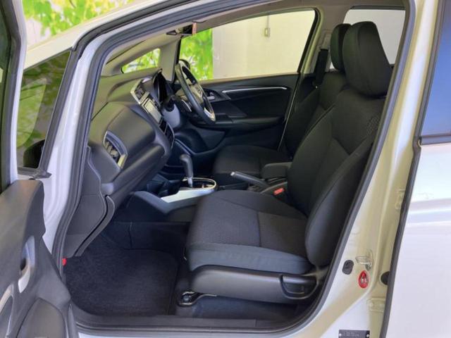 フィット １３Ｇ・Ｓホンダセンシング　新品タイヤ／保証書／純正　ＳＤナビ／ホンダセンシング／車線逸脱防止支援システム／ドライブレコーダー　純正／ヘッドランプ　ＬＥＤ／Ｂｌｕｅｔｏｏｔｈ接続／ＥＴＣ／ＥＢＤ付ＡＢＳ／バックモニター　禁煙車（4枚目）