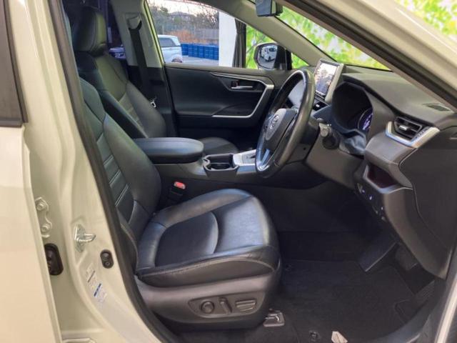 ＲＡＶ４ ４ＷＤ　Ｇ　Ｚパッケージ　サンルーフ／純正エアロ／保証書／純正　９インチ　ナビ／トヨタセーフティセンス／シートヒーター　前席／車線逸脱防止支援システム／シート　合皮／電動バックドア／ドライブレコーダー　前後　フルエアロ　４ＷＤ（4枚目）