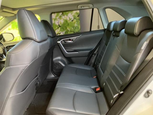 ＲＡＶ４ ４ＷＤ　Ｇ　Ｚパッケージ　サンルーフ／純正エアロ／保証書／純正　９インチ　ナビ／トヨタセーフティセンス／シートヒーター　前席／車線逸脱防止支援システム／シート　合皮／電動バックドア／ドライブレコーダー　前後　フルエアロ　４ＷＤ（7枚目）