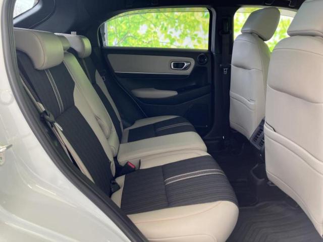 ヴェゼル ｅＨＥＶプレイ　新品タイヤ／サンルーフ／保証書／ディスプレイオーディオ＋ナビ９インチ／衝突安全装置／シートヒーター／車線逸脱防止支援システム／シート　ハーフレザー／電動バックドア／ドライブレコーダー　純正　ドラレコ（5枚目）