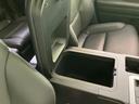 小物を整理できる便利な収納スペース。ドライブ中の必需品をスマートに収納できます。車内空間をすっきり整理整頓できます。
