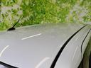 空色の車体をより一層引き立てる、明るいホワイトのルーフ。開放感のある空間を提供します。