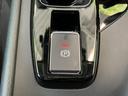 パーキングブレーキの操作が、ワンタッチで簡単に行えるボタンです。スムーズな停車操作をサポートし、利便性を高めます。