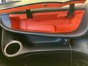 小物や携帯電話などを収納できる、便利なスペース。車内の整理整頓に役立ち、快適なドライブをサポートします。