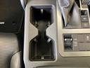 収納スペースを備え、ちょっとした荷物をスマートに収納できます。車内を整理整頓し、快適な空間を保ちます。