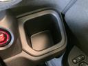 小物や携帯電話などを収納できる便利なスペース。車内の整理整頓に役立ち、快適なドライブをサポートします。