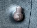 コンパクトなサイズながらも、必要な時にサッと取り出せる設計。小物や携帯電話などの収納に便利で、車内を整理整頓するのに役立ちます。