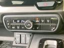 快適な車内空間を保つためのエアコン操作部。温度や風量を細かく調整でき、季節や好みに合わせて快適な空調を実現します。