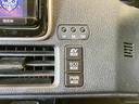 運転席まわりに複数のスイッチが縦に並び、表示もそれぞれ見分けやすく配置されています。隣には時計と送風口がまとまり、手元で確認しやすいすっきりしたレイアウトです。
