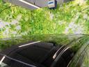 ボディと調和する黒色のルーフが、車全体にまとまりのある印象をもたらします。なだらかに後方へ続く輪郭は伸びやかで、光を受けた表面の映り込みも落ち着いた雰囲気を添えています。