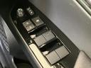 ドアまわりには窓の開閉やミラー調整などのスイッチがまとまり、運転席から手元で操作できます。座ったまま窓の状態を確認しやすく、日々の乗り降りや移動時にも扱いやすい配置です。