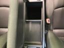 仕切りのある収納スペースが設けられ、小物を分けて置きやすい形状です。車内で使う身の回り品をまとめて整理でき、必要なものを手元に置いておきたい場面に活躍します。