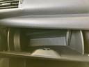 助手席前の収納スペースは、車内で使う小物をまとめておくのに便利です。開口部が広く中を確認しやすいため、必要なものを出し入れしやすく、日常の移動時にも活用いただけます。