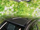 なだらかに後方へ流れるルーフラインが、車体全体に伸びやかな印象をもたらします。ボディカラーと自然になじむ落ち着いた佇まいで、横からのシルエットも魅力です。