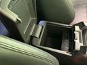 開閉式の収納スペースを備え、車内で小物をまとめておきたい場面に便利です。周囲のアームレストと一体感のある配置で、同乗中も手元で扱いやすい造りです。