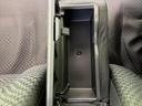 開閉式の収納スペースがあり、車内で小物をまとめておくのに便利です。周囲には座席も配され、同乗者の手元に必要な品を置きやすく、車内をすっきり使いたい方におすすめです。