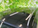 フロントから後方へなだらかに続くルーフラインが、車体全体にまとまりを感じさせます。黒いボディならではの落ち着いた色合いも魅力で、上方からのシルエットも印象的です。