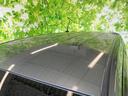 ボディと同色のルーフが車体全体に自然につながり、すっきりとした印象を生み出しています。後方へ向かう滑らかな輪郭にアンテナが配され、外観のまとまりを感じさせる仕上がりです。