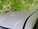フラットに広がるルーフ面に穏やかな曲線が加わり、車体全体のスクエアなシルエットを引き立てています。ボディカラーと自然につながるまとまりのあるフォルムで、横から見た印象にも一体感があります。
