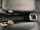 前席の間には細長い収納スペースとカップホルダーが備わり、車内で使う小物や飲み物を置くのに便利です。手の届きやすい位置にまとまり、日常使いに役立ちます。