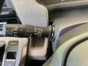 レバーには操作位置が表示され、運転席から確認しやすい設計です。手を伸ばしやすい場所に配置されており、走行中の操作も迷いにくく、毎日の運転をサポートします。