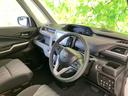 前席まわりは視界が開け、運転席から周囲を確認しやすいレイアウトです。シートや足元にも余裕が感じられ、日々の移動でも落ち着いて過ごせる室内空間となっています。