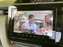テレビ番組を画面いっぱいに表示でき、停車中の待ち時間も映像を楽しみながら過ごせます。画面が見やすく、日常のお出かけ先で休憩する際にも便利にご活用いただけます。