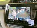 車両後方の映像に加えて周囲の様子も画面で確認でき、駐車時の安全確認をサポートします。ガイド表示も備わり、狭い場所での切り返しや駐車操作に役立つ装備です。