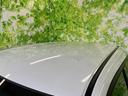 ボディカラーと調和したルーフ面が、全体にすっきりとした印象を与えます。なだらかな形状が前後のラインへ自然につながり、まとまりのある外観を演出しています。