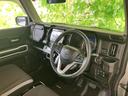 運転席から前方を見渡しやすく、メーターや画面類も視線の近くにまとまった室内です。手の届く範囲に各種スイッチが並び、日常の運転を支えます。