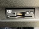 ETC車載器を備えており、対応する料金所ではETCカードを利用して通過できます。高速道路や有料道路を利用する機会がある方に便利で、料金所での支払いをスムーズにします。